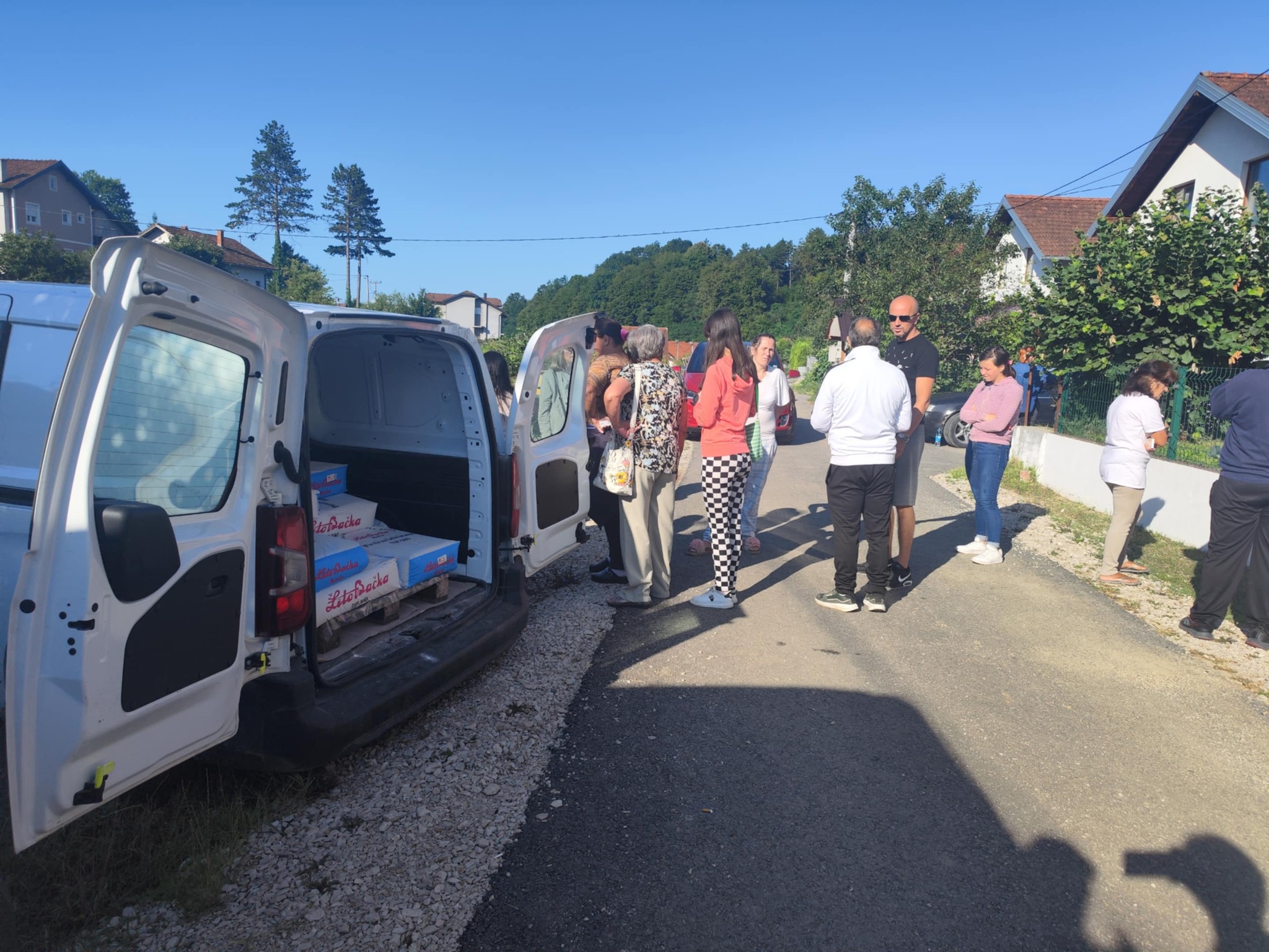Danas smo, uz podršku CARITAS-a Banjalučke biskupije, realizovali podjelu prehrambenih i higijenskih paketa za 30 porodica , članova našeg udruženja.